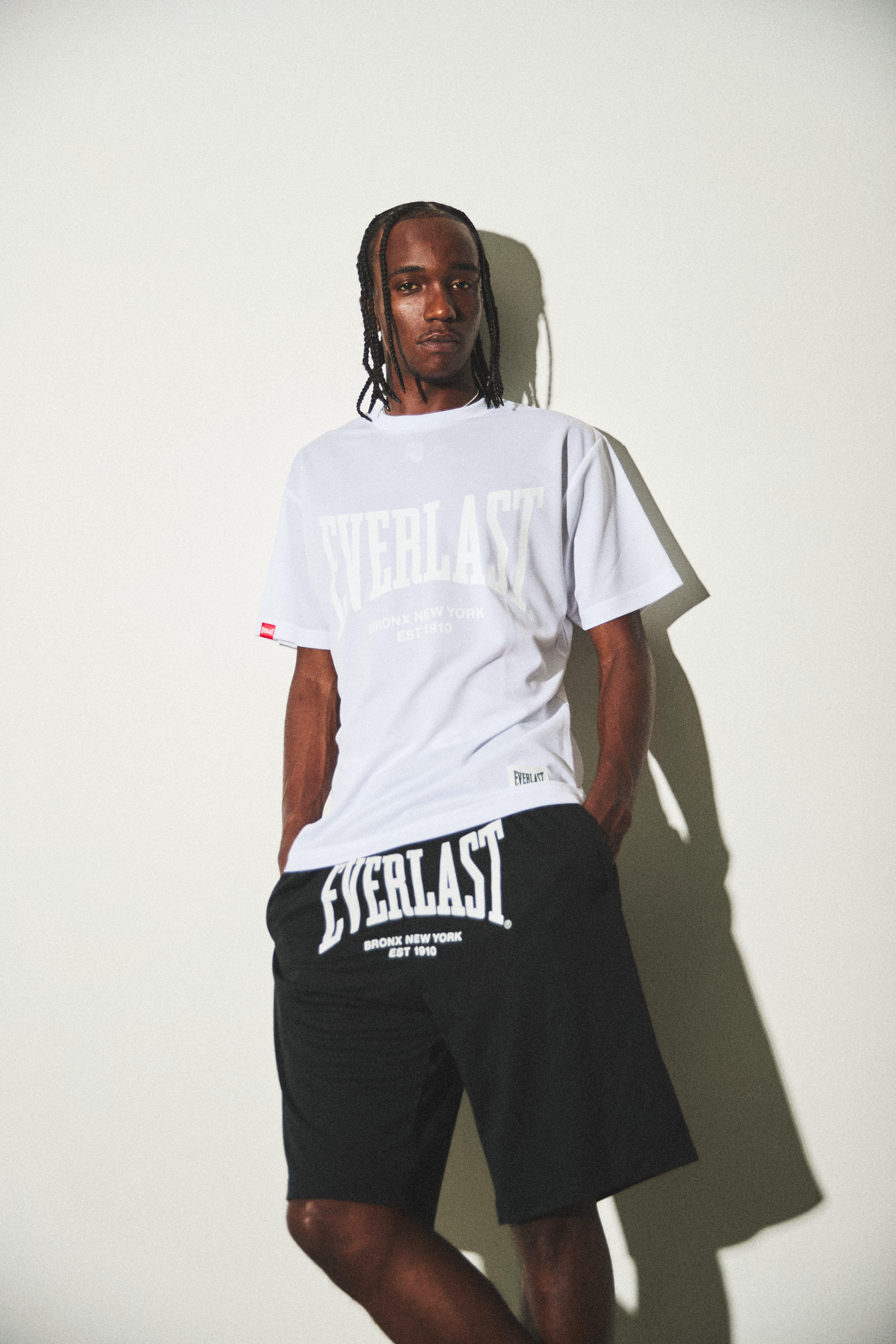 NEW EVERLAST(エバーラスト)  Tシャツ 関税送料込 EVERLAST/エバーラスト・ロゴプリントTシャツ・ブラックLL新品